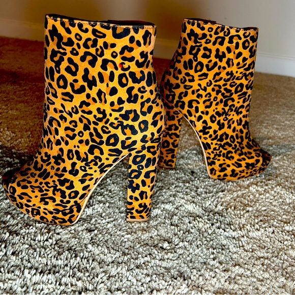 Perfect little booties - Picture 1 of 4